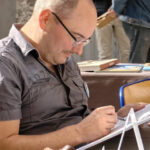 Portrait d’Oli Pirnay, auteur présent au festival Nouvelle Page 2026 à Verviers.